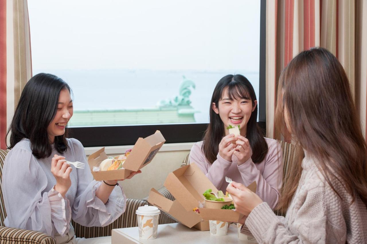 Hotel Okura Tokyo Bay Urayasu Buitenkant foto Customers enjoying MOS Burger