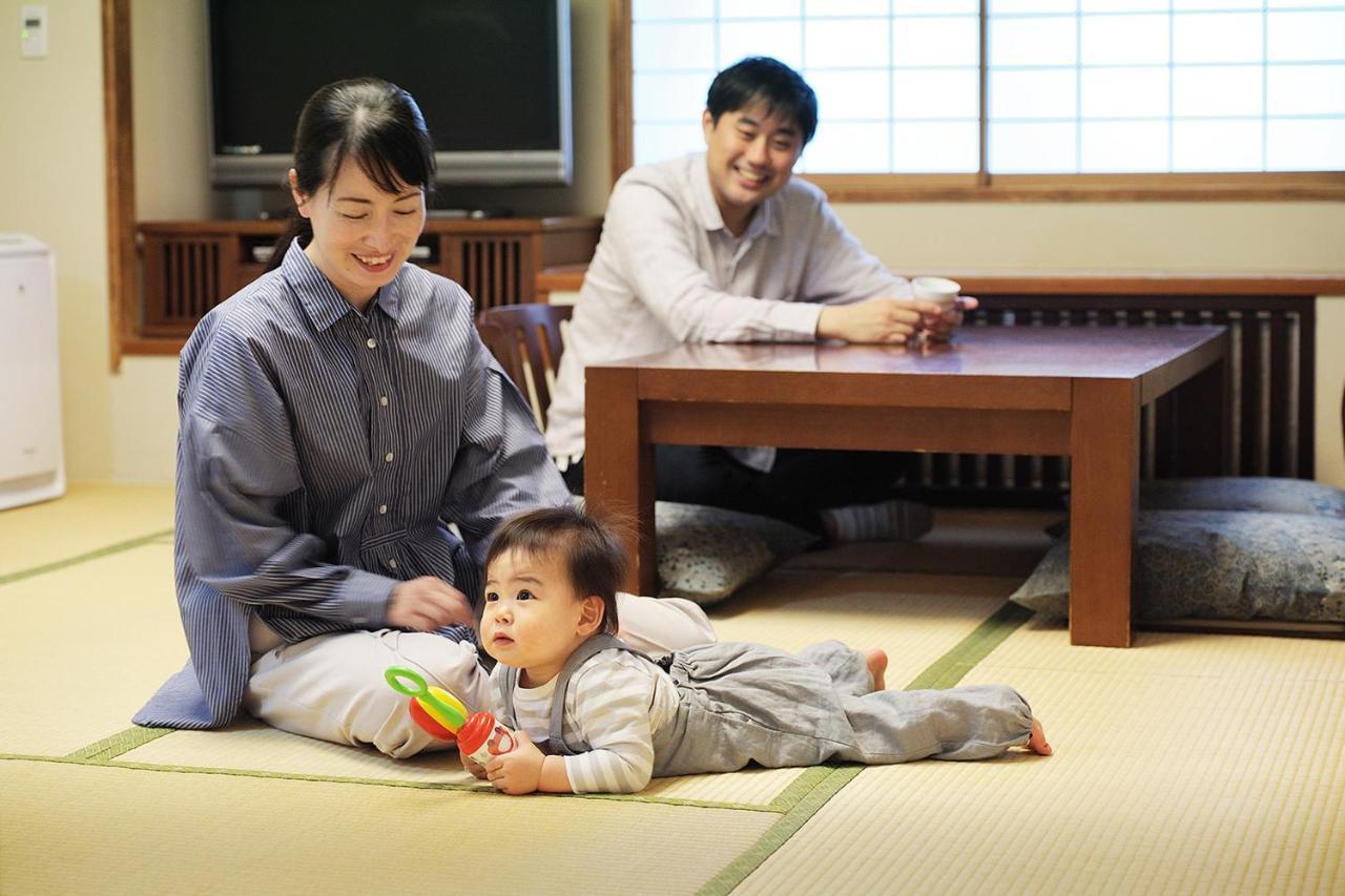 Hotel Okura Tokyo Bay Urayasu Buitenkant foto A Japanese family