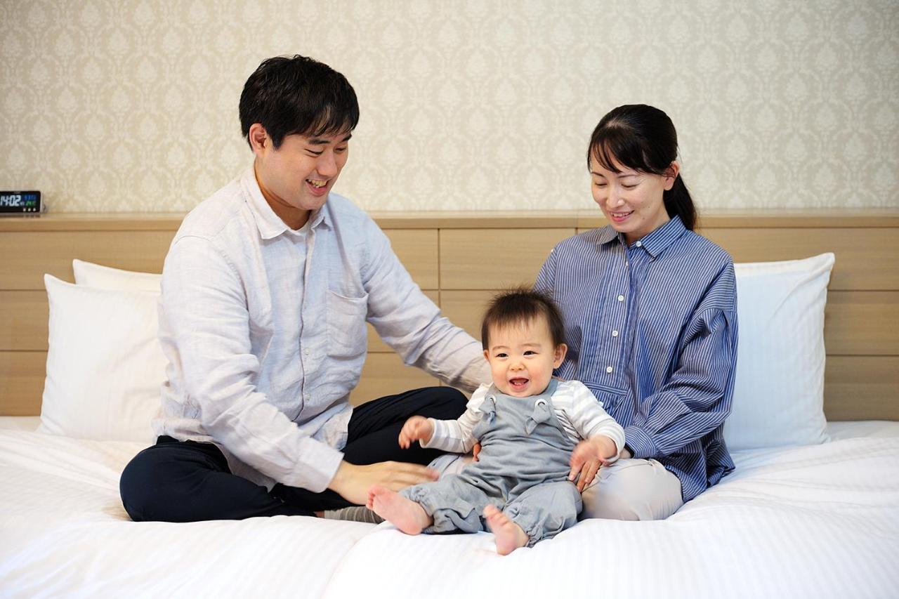 Hotel Okura Tokyo Bay Urayasu Buitenkant foto A Japanese family