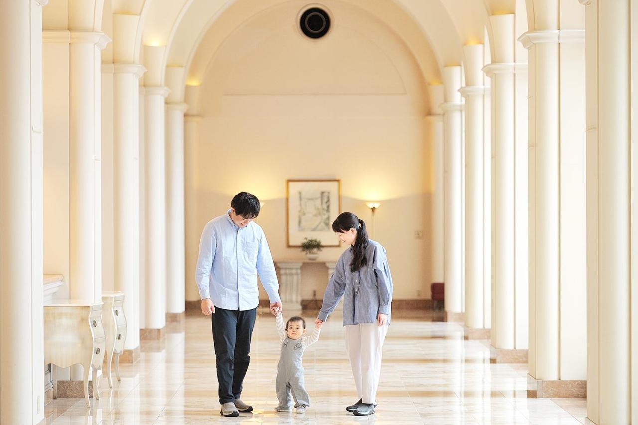 Hotel Okura Tokyo Bay Urayasu Buitenkant foto A family at the Four Seasons Hotel