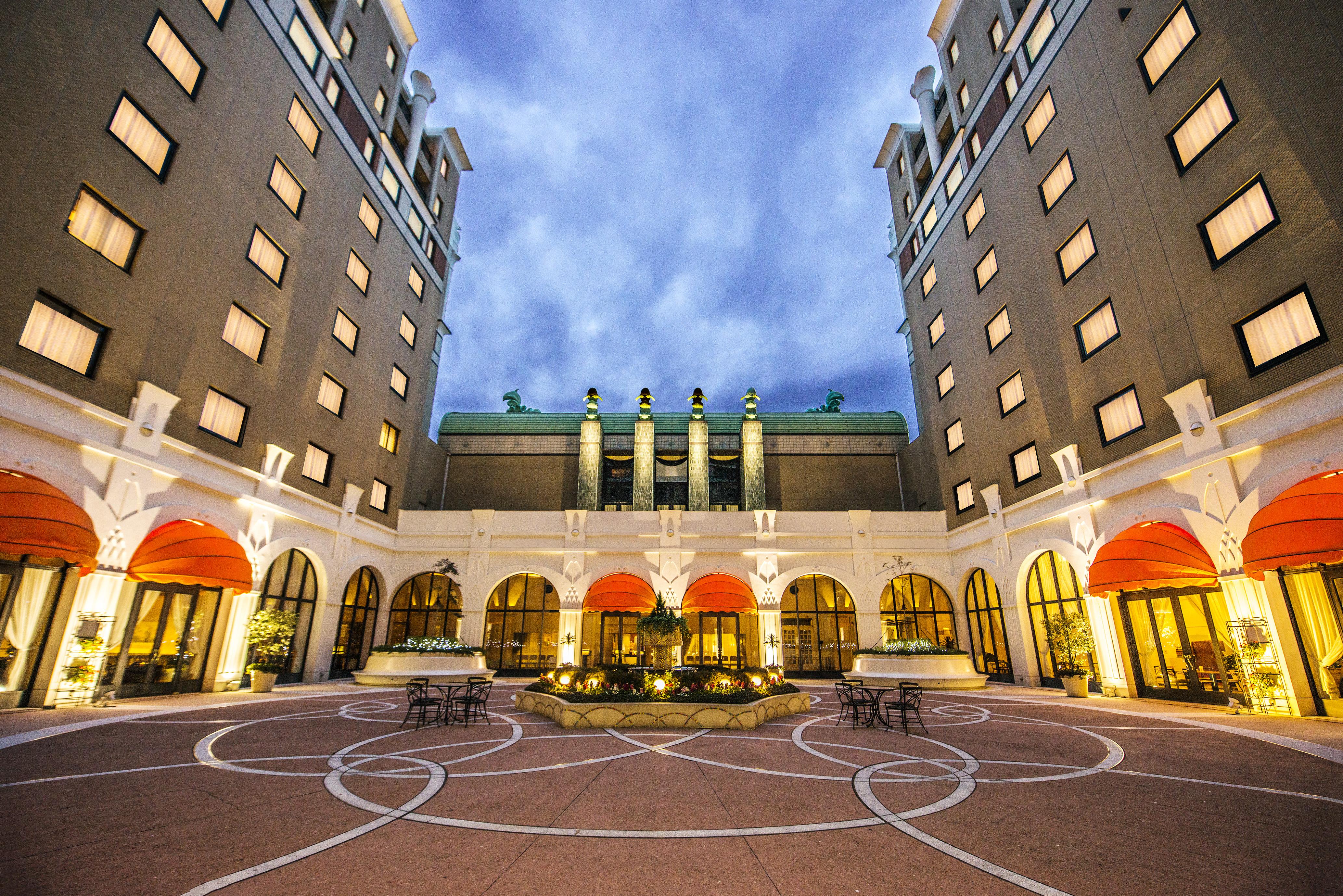 Hotel Okura Tokyo Bay Urayasu Buitenkant foto The hotel's courtyard