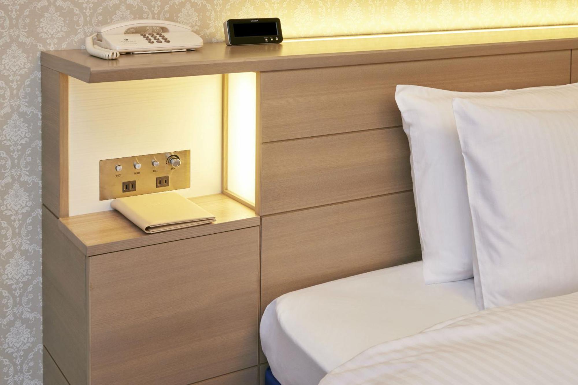Hotel Okura Tokyo Bay Urayasu Buitenkant foto A bedside table with a built-in telephone