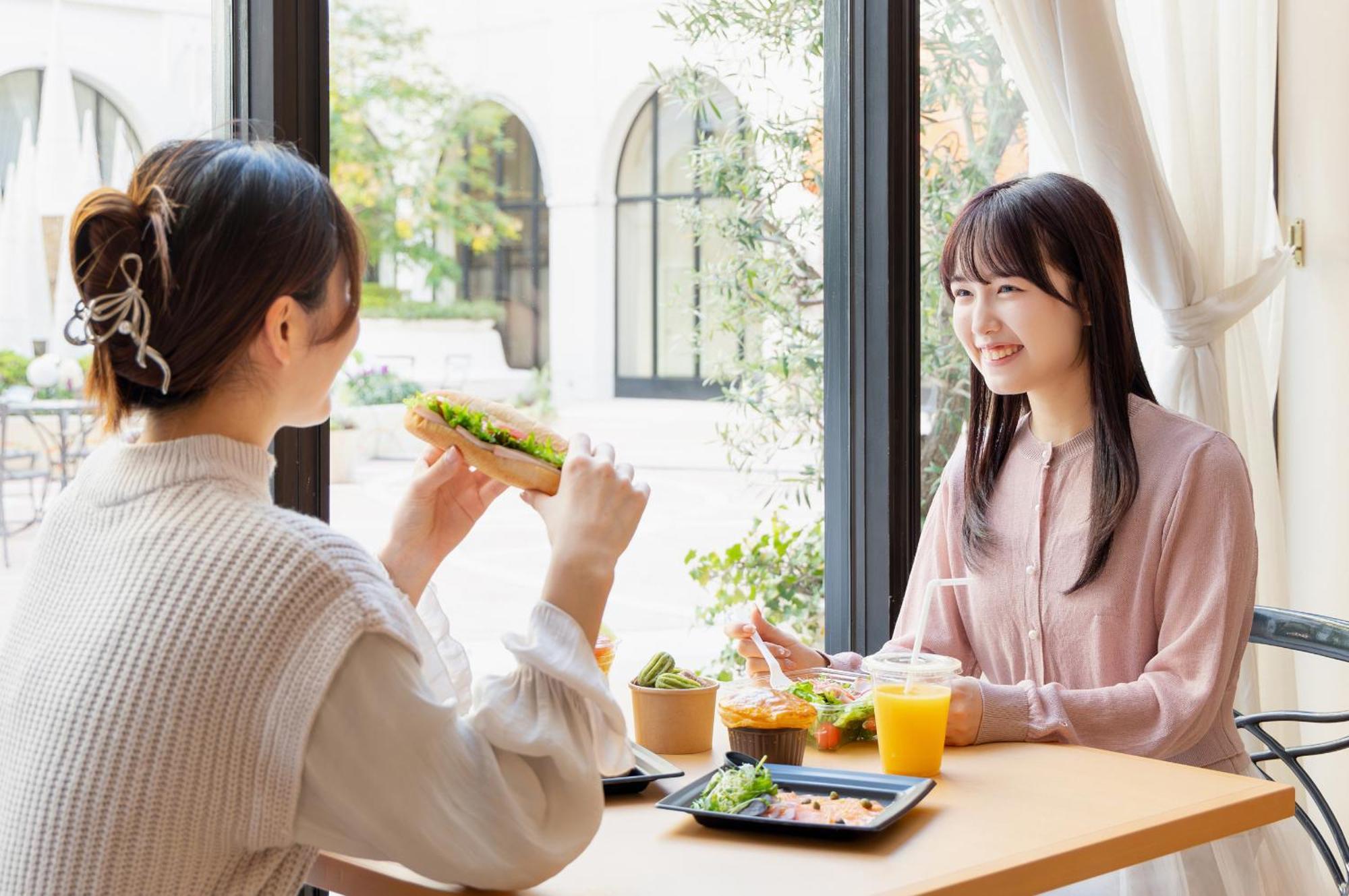 Hotel Okura Tokyo Bay Urayasu Buitenkant foto Two women eating lunch