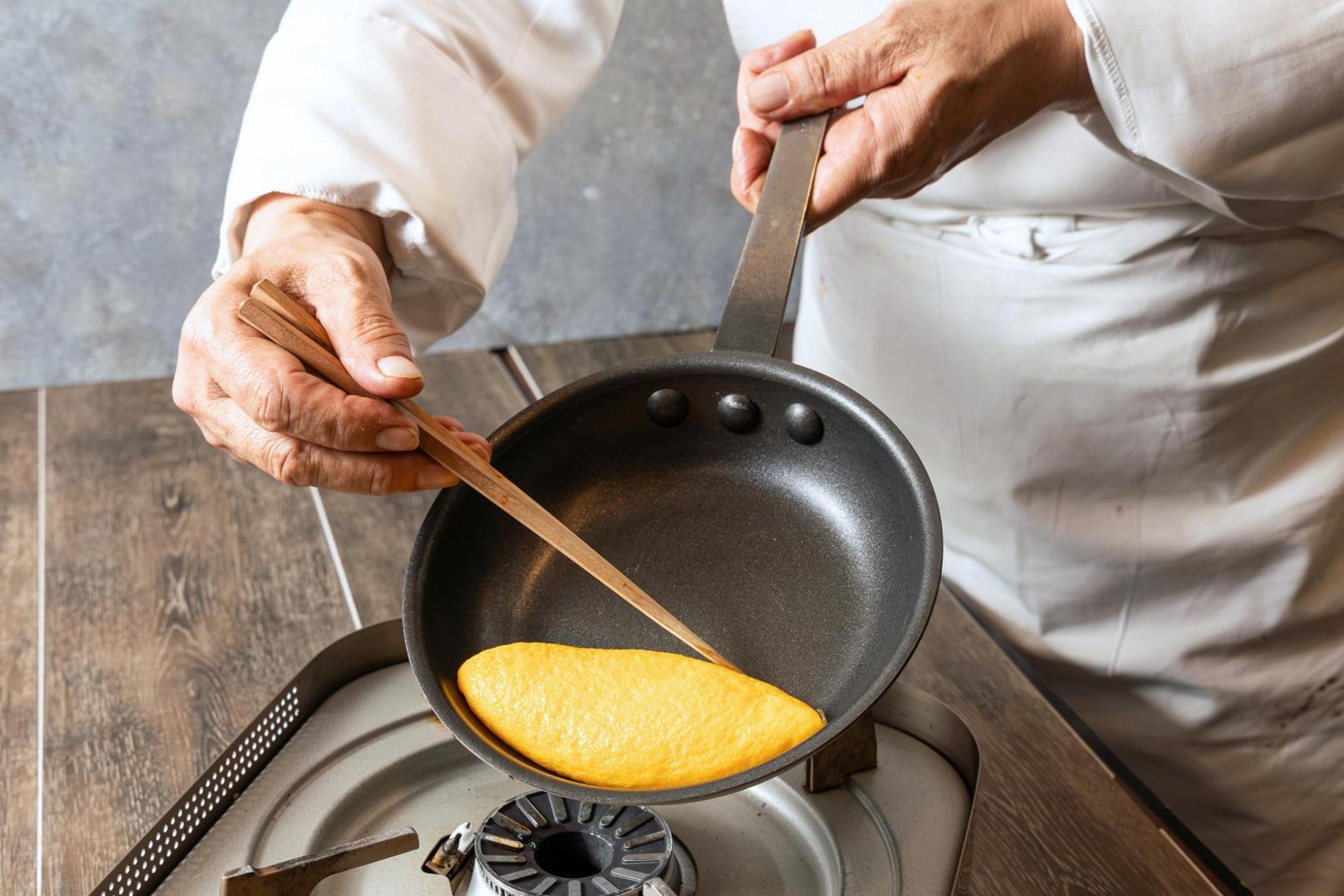 Hotel Okura Tokyo Bay Urayasu Buitenkant foto A chef cooking an omelette