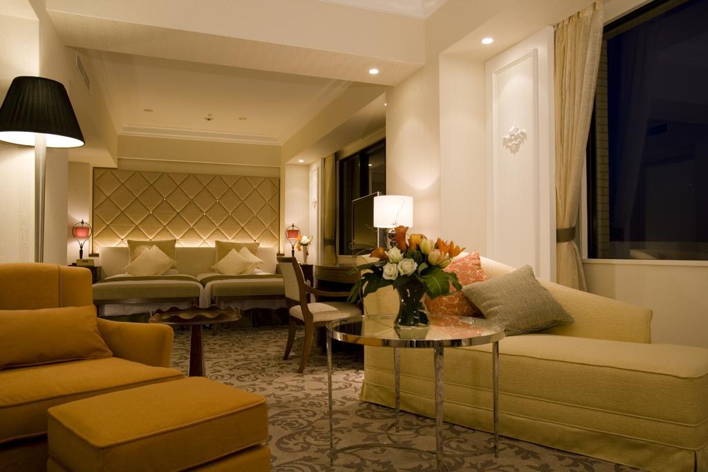 Hotel Okura Tokyo Bay Urayasu Buitenkant foto A suite at the hotel