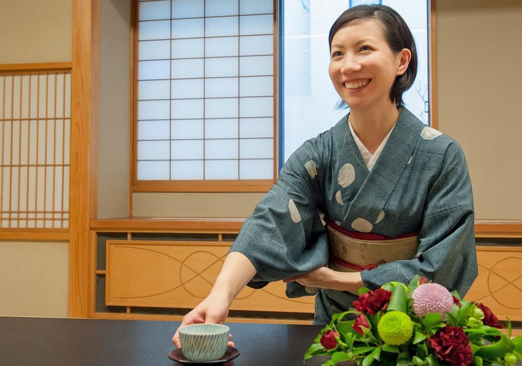 Hotel Okura Tokyo Bay Urayasu Buitenkant foto A woman in a yukata serving tea
