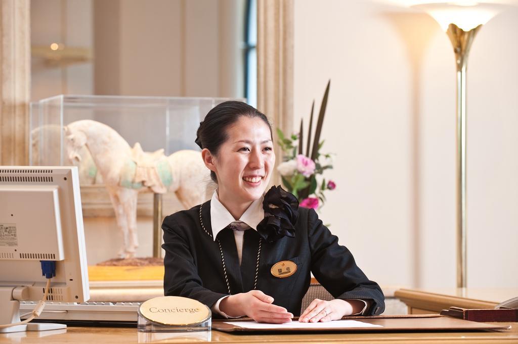 Hotel Okura Tokyo Bay Urayasu Buitenkant foto A hotel concierge in Japan