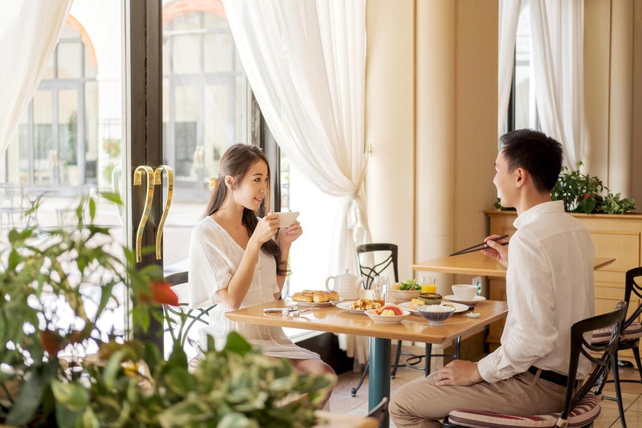 Hotel Okura Tokyo Bay Urayasu Buitenkant foto A couple dining at a restaurant